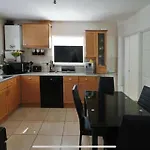 Lodge Park - 2 Minutes Walk To Stoke Hospital